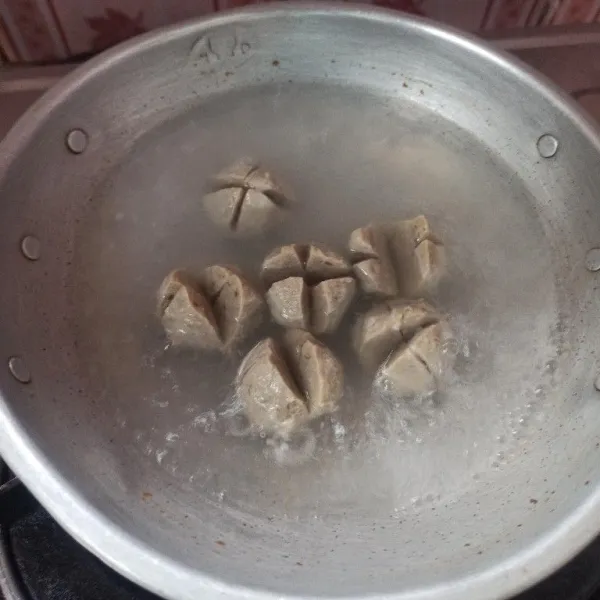 Kerat-kerat bakso kemudian rebus sampai matang.