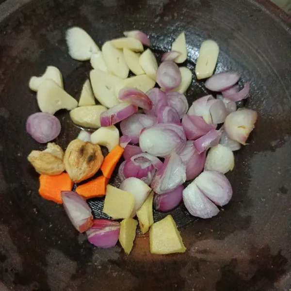 Haluskan bumbu halus.