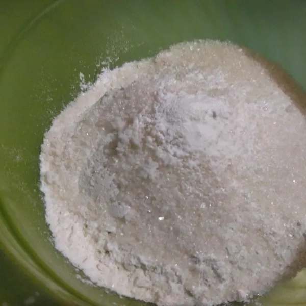 Campurkan tepung terigu, gula pasir, baking powder, baking soda, dan garam, lalu aduk rata