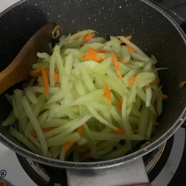 Masukkan potongan labu dan wortel.