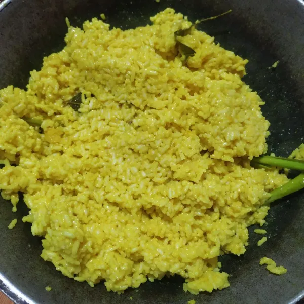 Masukkan beras, masak sampai airnya terserap habis, lalu diamkan kurang lebih setengah jam agar beras mengembang