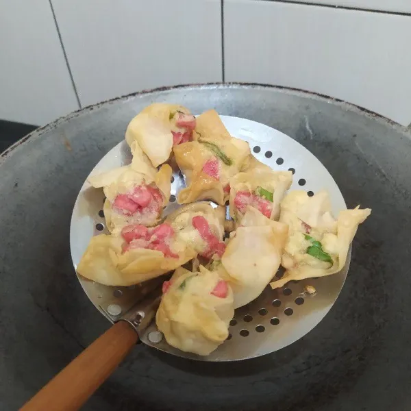 Goreng hingga matang, angkat lalu tiriskan. Sajikan selagi hangat dengan cocolan sambal kacang