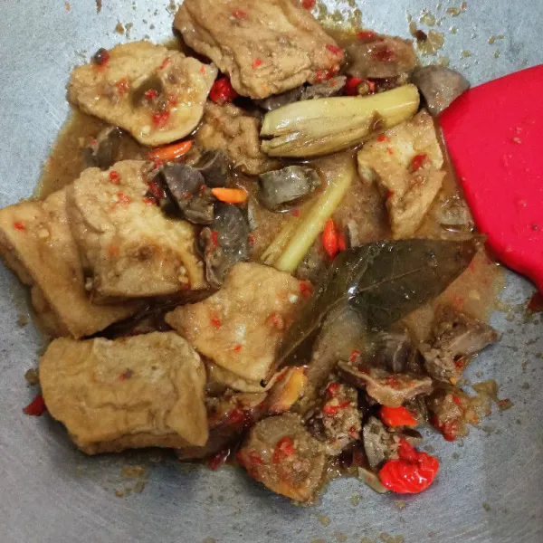 Masukkan cabe rawit. Masak hingga air menyusut.