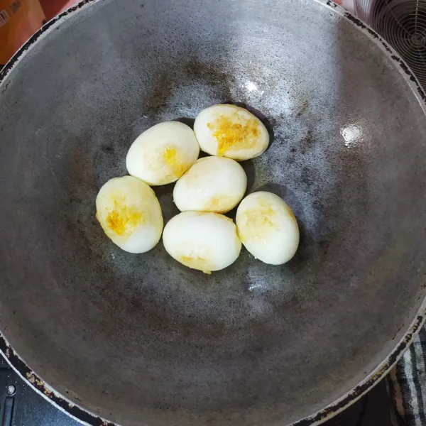 Goreng telur rebus sampai berkulit.
