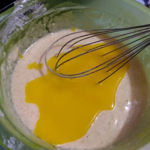 Setelah tercampur rata, tuang margarin cair