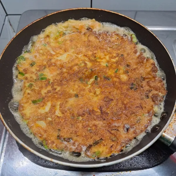 Balik adonan, lalu goreng sampai matang. Angkat dan sajikan.