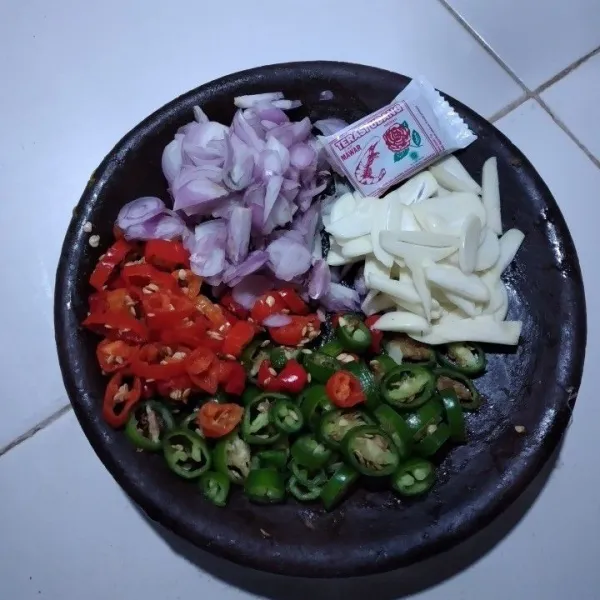 Iris bawang merah, bawang putih, cabe rawit dan cabe hijau.