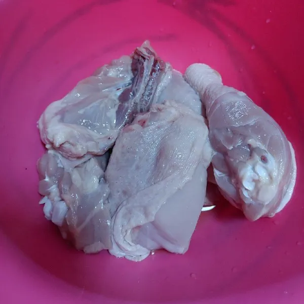 Potong daging ayam dan cuci hingga bersih.