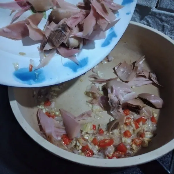 Tambahkan kecombrang, tumis hingga layu bersama bumbu lainnya.