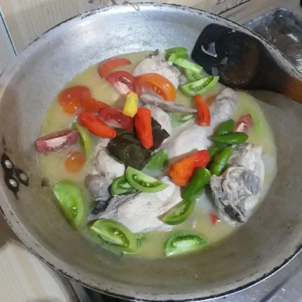 Terakhir tambahkan potongan tomat merah, tomat hijau, cabe rawit merah, dan cabe rawit hijau. Masak hingga layu.