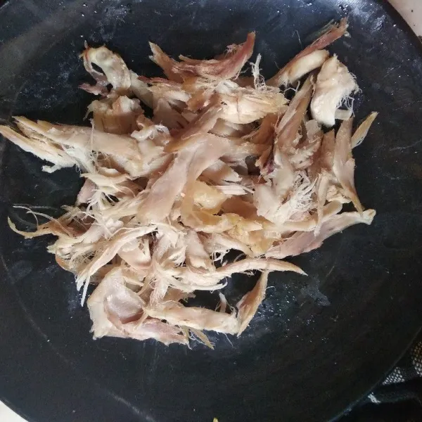 Suwir-suwir daging ayam.