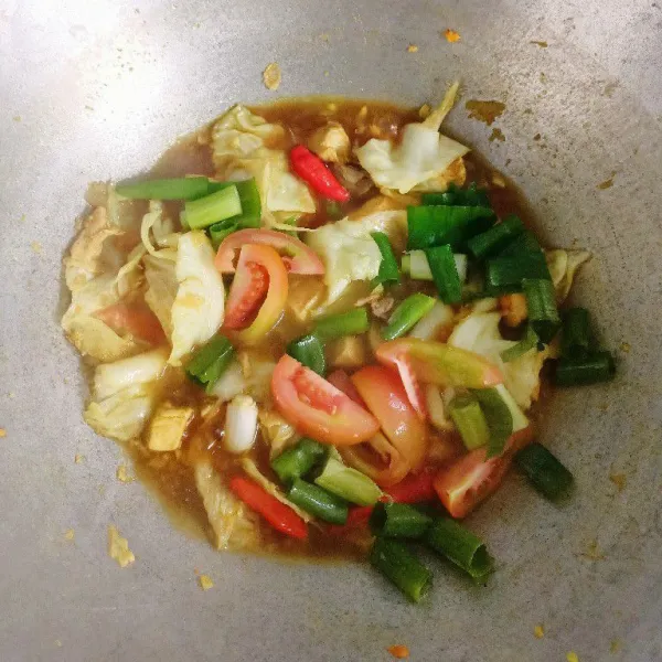 Masukkan daun bawang dan tomat.