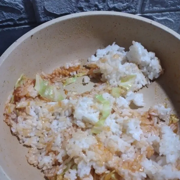 Masukkan nasi putih, kecilkan kompor, aduk hingga nasi tercampur rata dengan bahan lainnya.