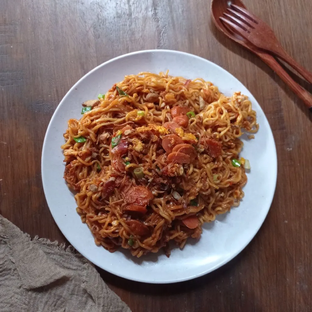 Mie Nyemek Sosis