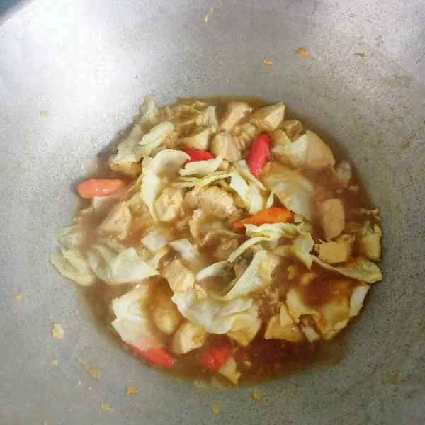Tambahkan garam, penyedap rasa, merica, gula pasir dan kecap.