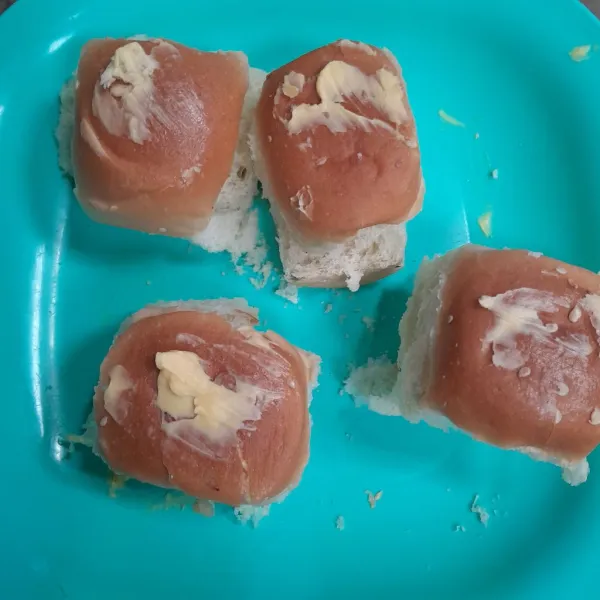 Belah roti menjadi dua, lalu beri margarin sisi atas dan bawahnya