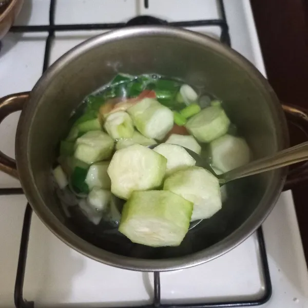 Terakhir masukkan irisan oyong, masak sebentar saja.