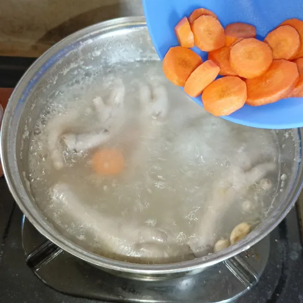 Masukkan wortel dan masak sampai ceker matang dan empuk.