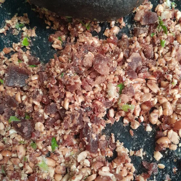Tambahkan kacang goreng, uleg lagi sampai halus lalu beri gula merah.