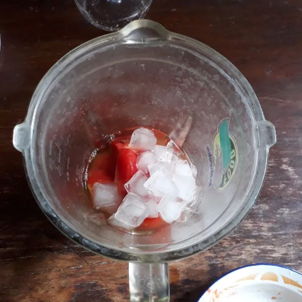 Masukkan ke dalam blender : air jeruk, air mint, tomat dan es batu.