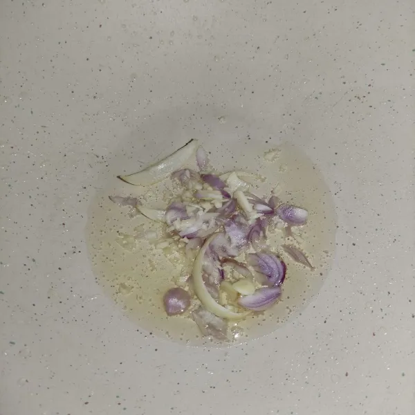 Tumis bawang merah dan bawang putih sampai tercium aroma wangi.