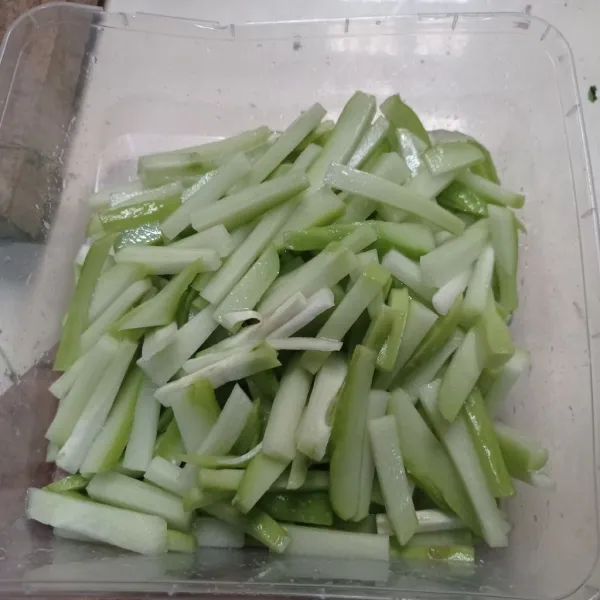 Potong dan iris memanjang labu siam beri garam remas sampai layu, cuci sampai bersih.