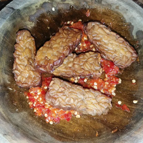 Letakkan tempe semanggit goreng diatas sambal.