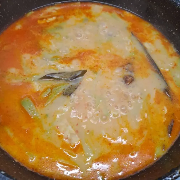 Bumbui kaldu bubuk, garam dan gula pasir. Aduk rata sambil koreksi rasa sesuai selera. Masak sampai matang. Angkat dan sajikan.