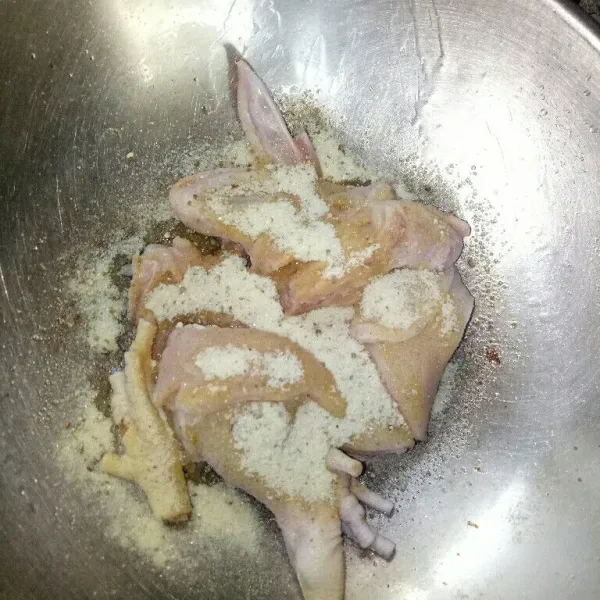 Masukkan bumbu ayam kalasan remas-remas hingga seluruh bagian ayam terlumuri kemudian diamkan selama 10 menit atau semalaman.