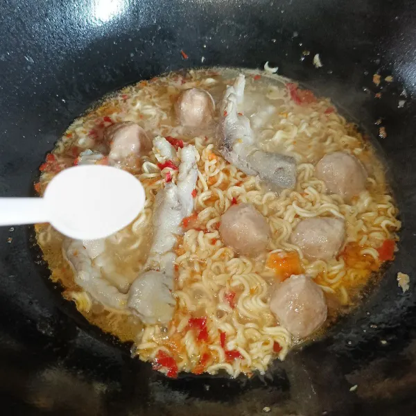 Bumbui dengan garam, lada bubuk, dan kaldu jamur.