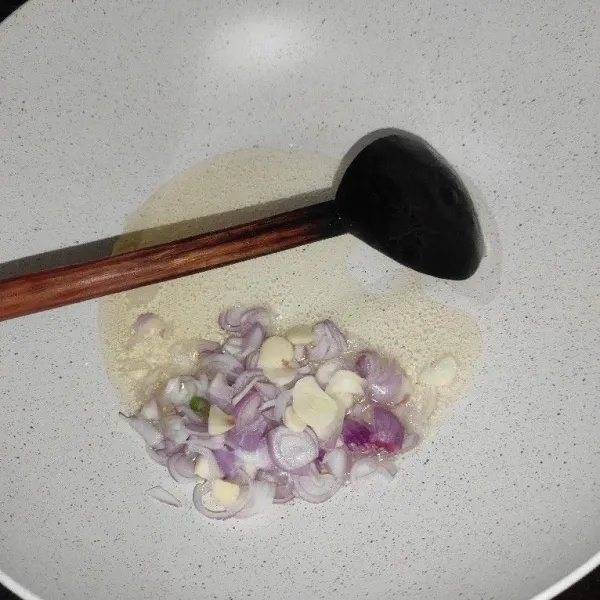Tumis bawang merah dan bawang putih hingga harum.