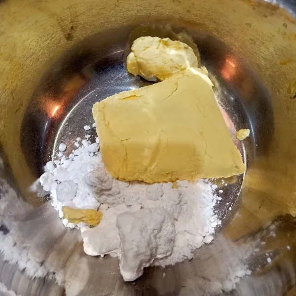 Campur gula dan mentega kemudian mixer sampai putih.