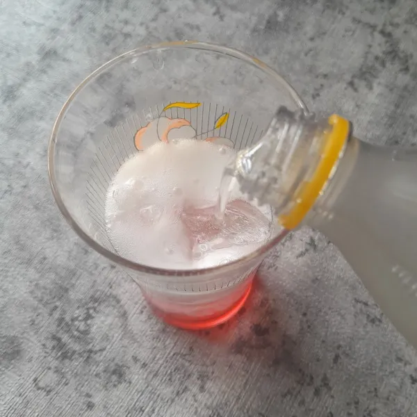 Tambahkan air soda.