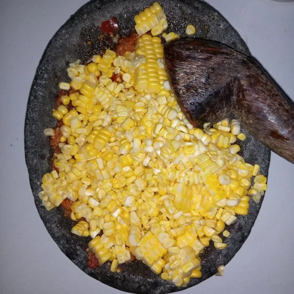 Masukkan jagung. Ulek kasar.