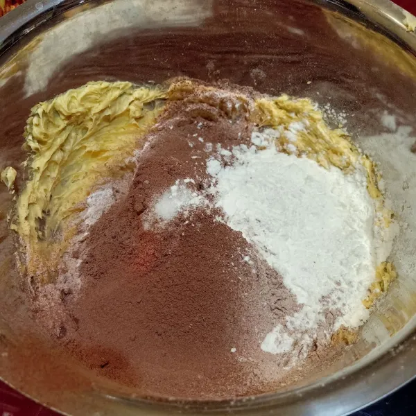 Masukan maizena, vanili dan baking powder aduk rata.