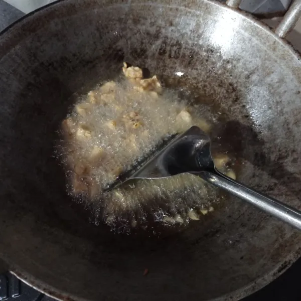 Potong kotak kecil tempe, goreng sampai matang.