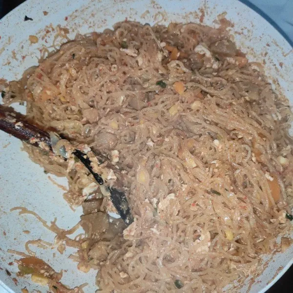 Masak sampe bihunnya kering, koreksi rasa. Bihun jagung siap disajikan.