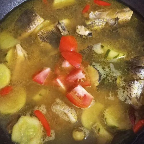 Tambahkan garam, kaldu bubuk, dan gula, aduk rata, kemudian masukkan tomat.