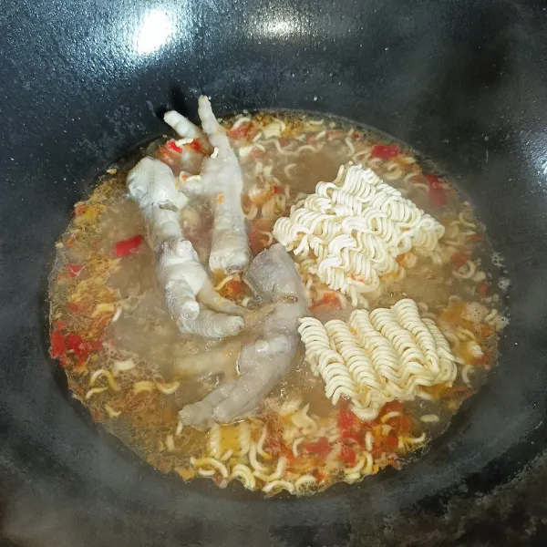 Masukkan mie dan ceker ayam.