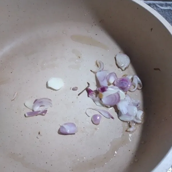 Tumis irisan bawang merah dan bawang putih.