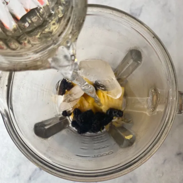 Tambahkan air ke dalam blender.
