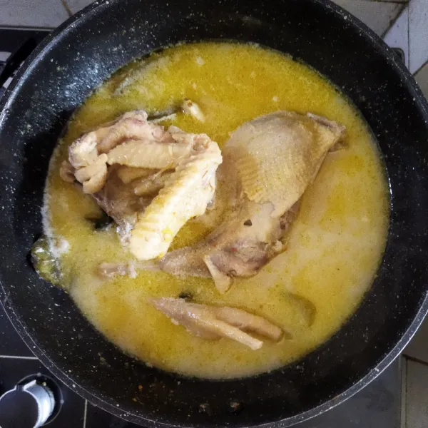 Siapkan mangkuk saji lalu tuangkan opor ayam ke dalamnya kemudian taburkan bawang goreng diatasnya.