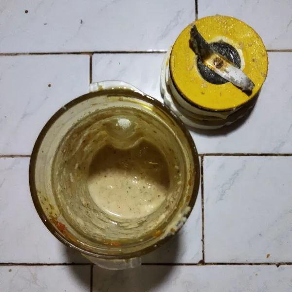 Masukkan bawang putih, bawang merah, kemiri, lada dan minyak ke dalam blender lalu haluskan.