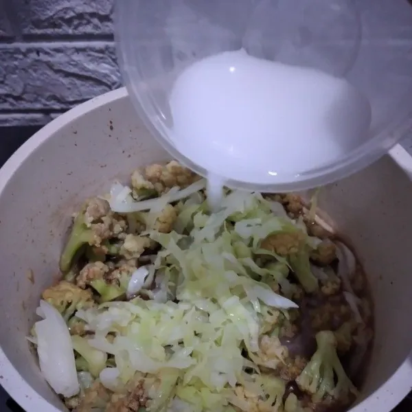 Tuang larutan maizena, tambahkan kaldu bubuk, masak hingga kuah mulai mengental.