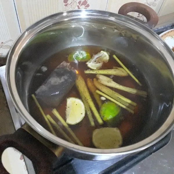 Terakhir masukkan irisan jeruk nipis. Aduk rata dan masak selama 3 menit. Matikan kompor lalu saring teh. Diamkan hingga tidak panas.