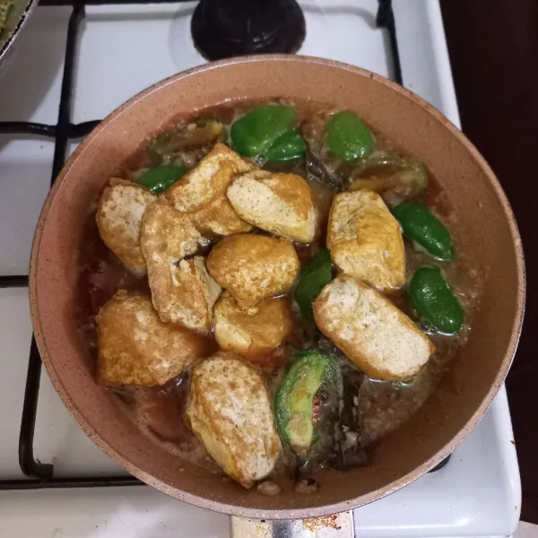 Masukkan tahu goreng.