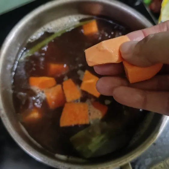Kemudian masukkan irisan ubi, masak hingga setengah matang