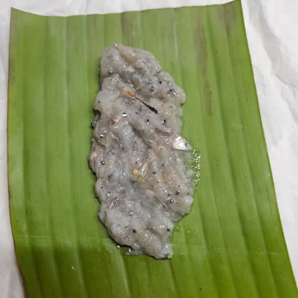 Ambil selembar daun pisang. Beri 1 sdt adonan teri, pipihkan memanjang. Bungkus daun lalu stapler kedua ujung daun. Lakukan sampai adonan habis.