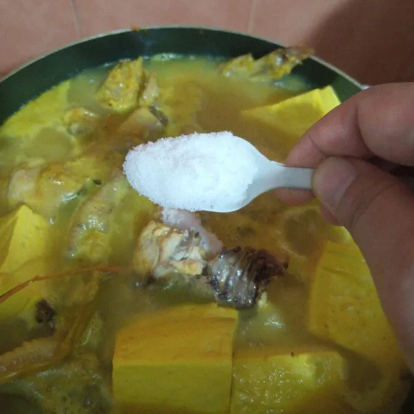 Masukkan garam dan gula pasir.