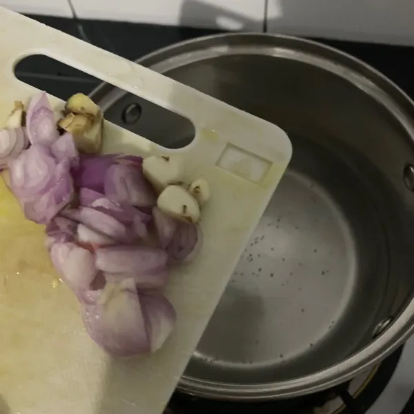 Masukkan potongan bawang merah dan kencur.